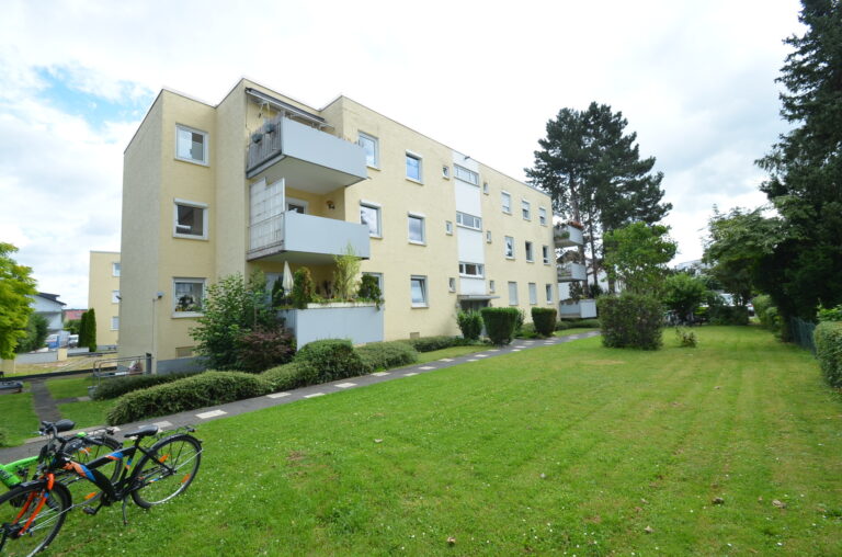 St. Augustin-Hangelar: Helle 4-Zimmerwohnung mit Balkon und Garagenplatz