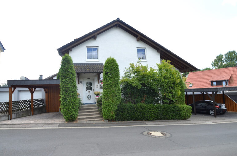 SU-Kaldauen/Waldnähe: 
Freistehendes Wohnhaus mit Garage + 2 Carports