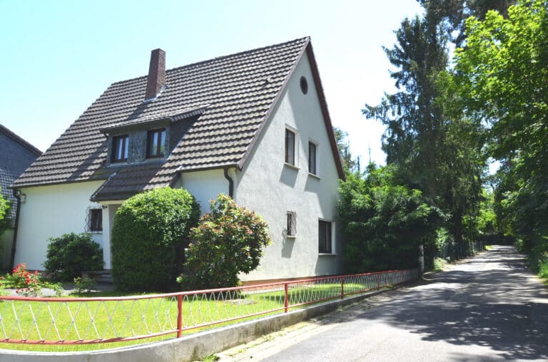 Niederpleis: Freistehendes Wohnhaus mit 1.474 m² (Bau) Grundstück