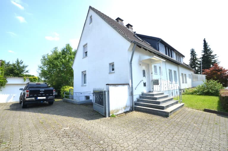 Vermietetes 2-Parteienhaus mit 829 m² Traumgrundstück in Lohmar-Zentrum