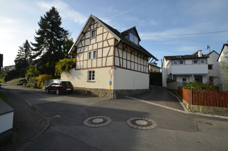 Hennef-Edgoven: 
Charmantes Haus – Idyllische Lage für die ganze Familie